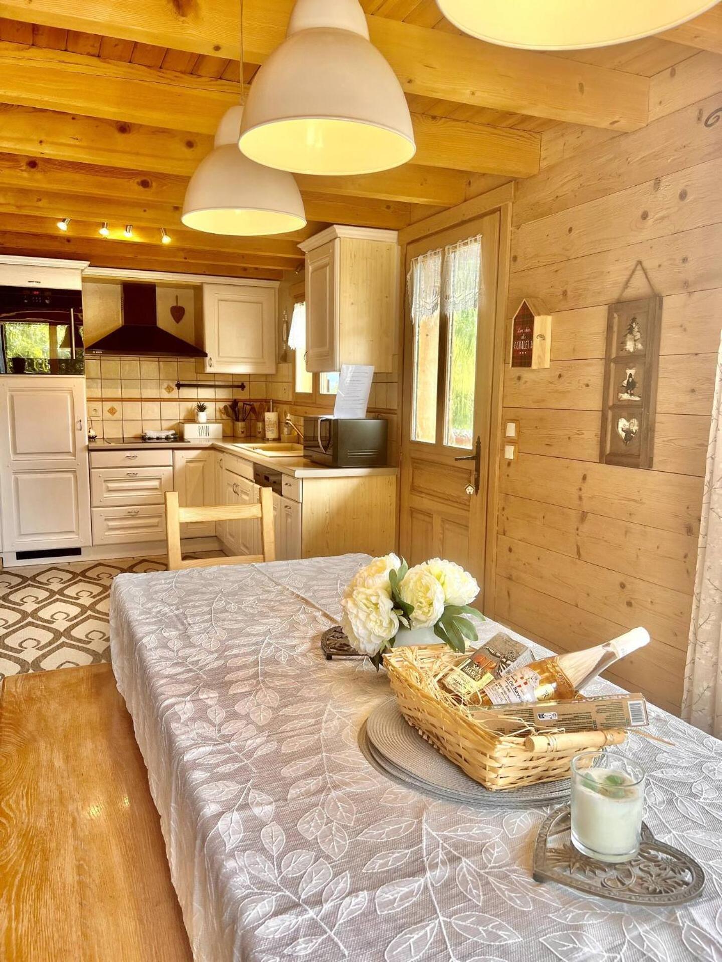Charming Family Chalet For 8 People, With Private Hot Tub Les Clefs Buitenkant foto