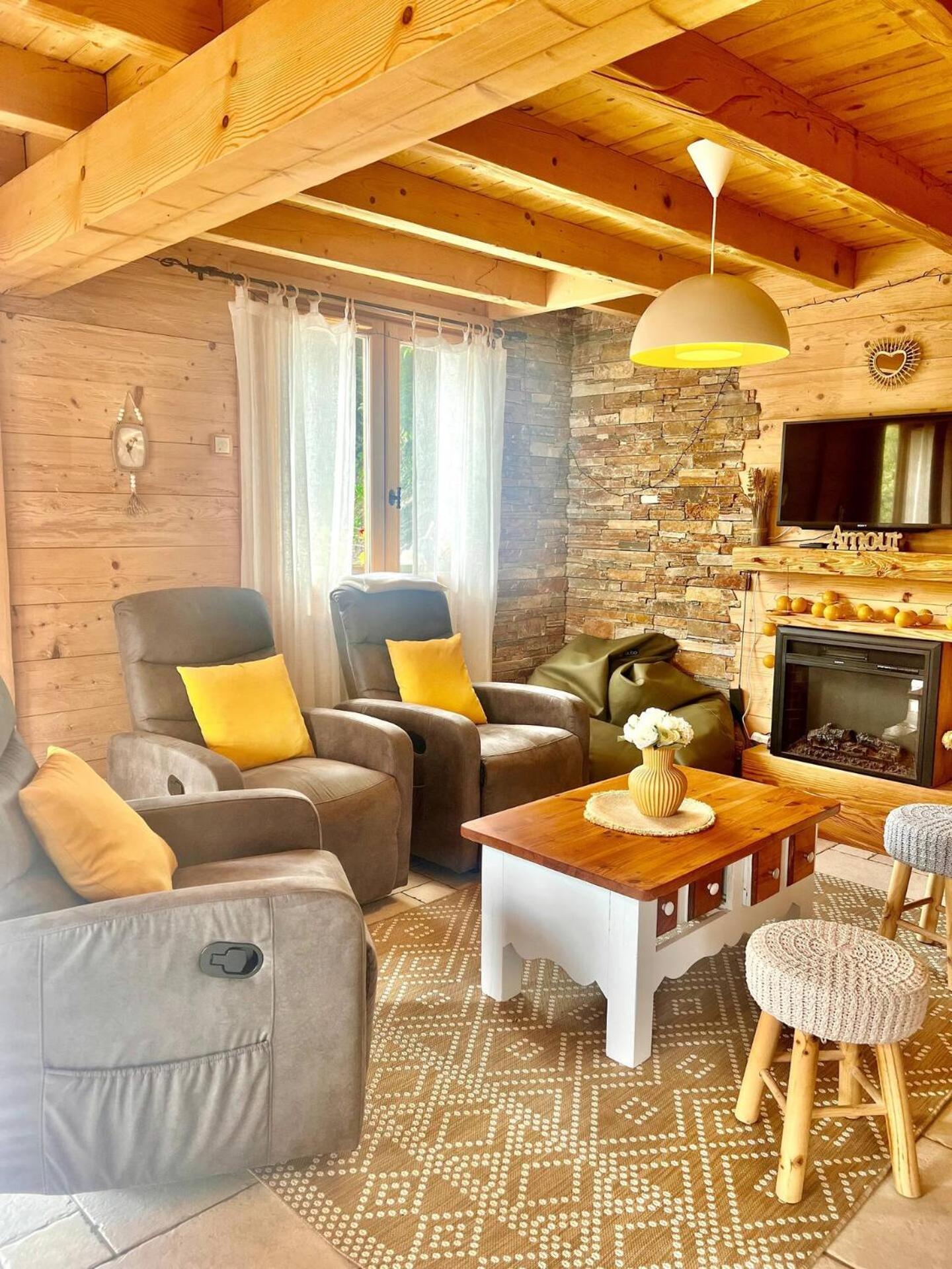 Charming Family Chalet For 8 People, With Private Hot Tub Les Clefs Buitenkant foto